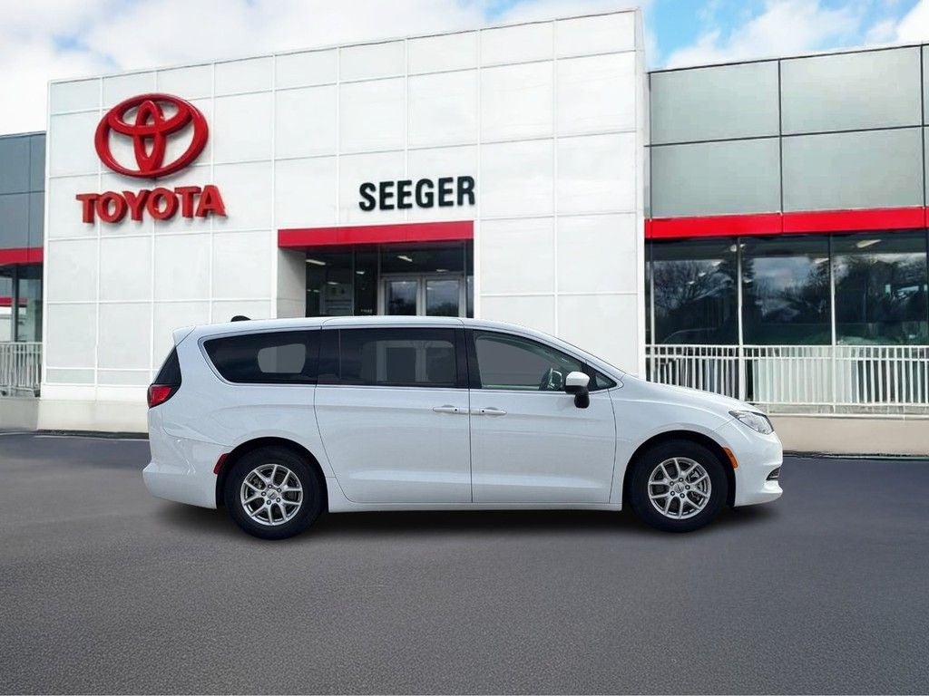 2023 Chrysler Voyager LX
