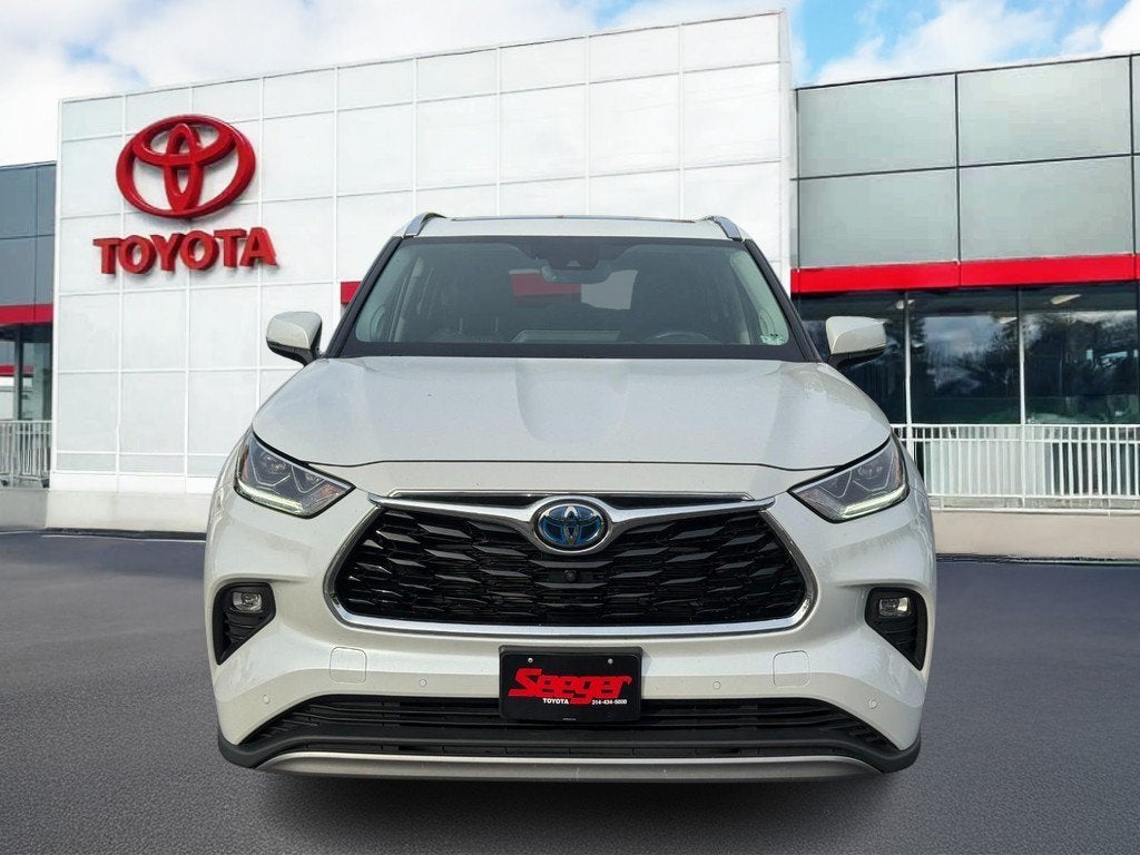 2022 Toyota Highlander Hybrid Platinum