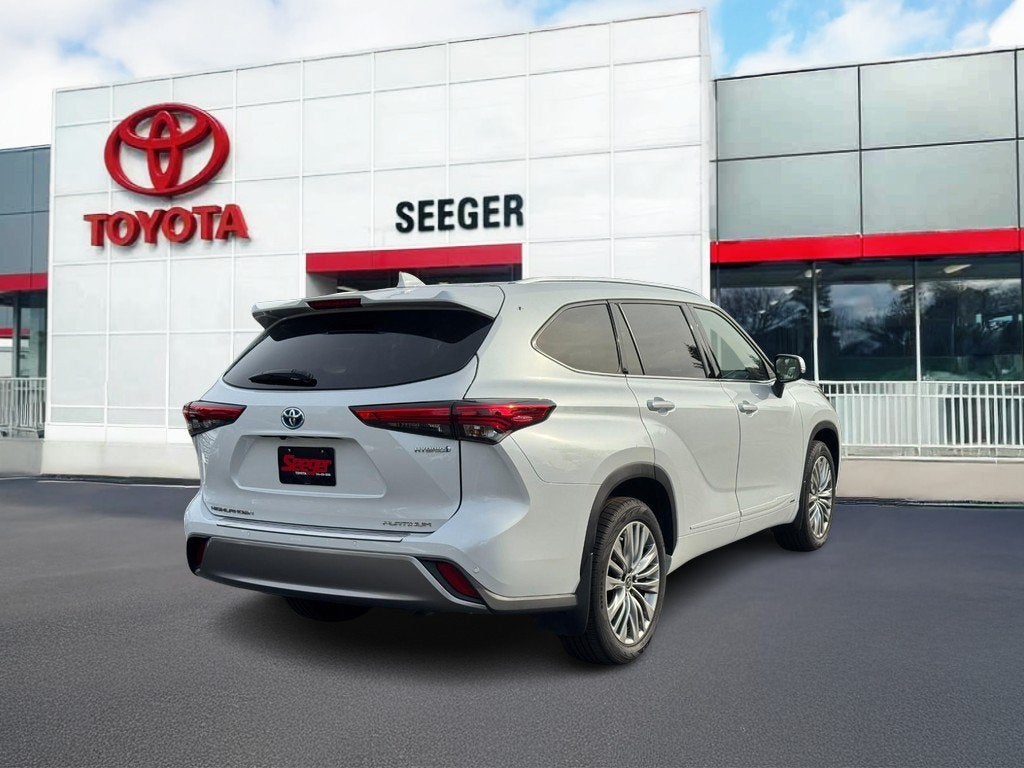 2022 Toyota Highlander Hybrid Platinum