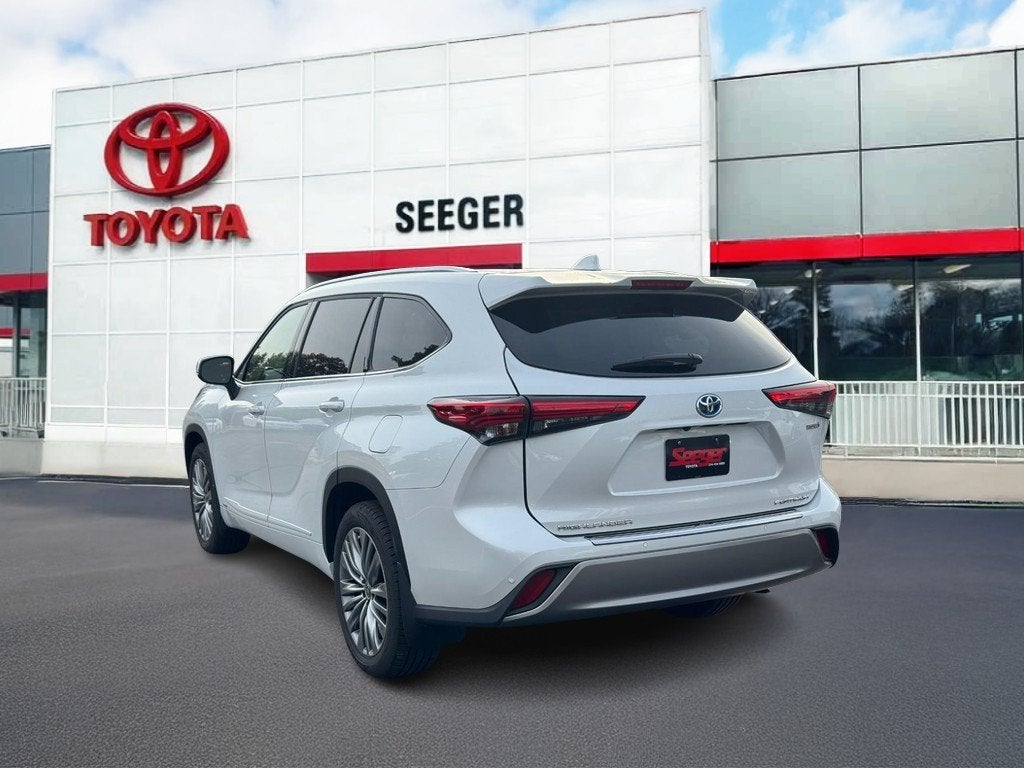 2022 Toyota Highlander Hybrid Platinum
