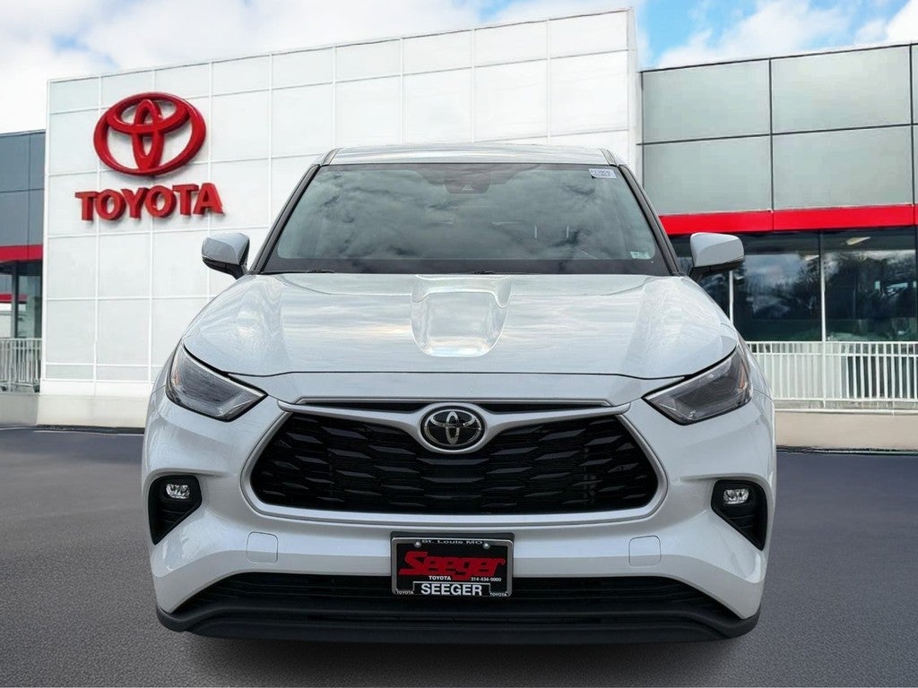 2023 Toyota Highlander LE FWD (Natl)