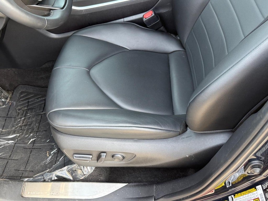 2024 Toyota Highlander LE FWD (Natl)