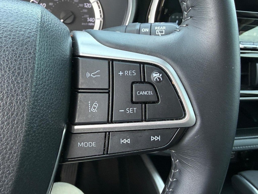 2024 Toyota Highlander LE FWD (Natl)