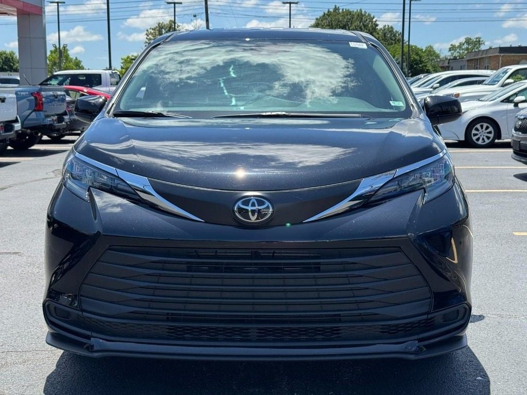 2026 Toyota Sienna LE 8 Passenger