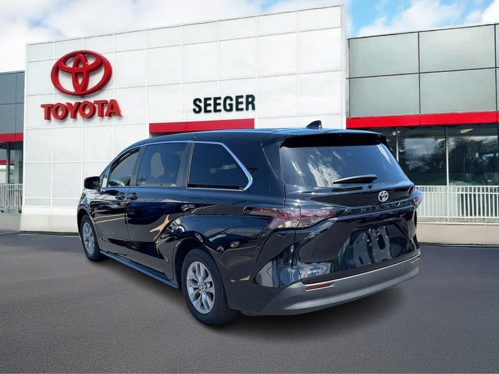 2026 Toyota Sienna LE 8 Passenger