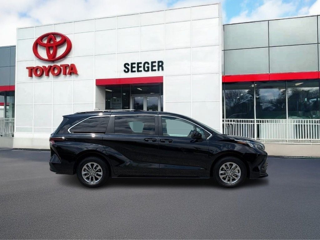 2026 Toyota Sienna LE 8 Passenger