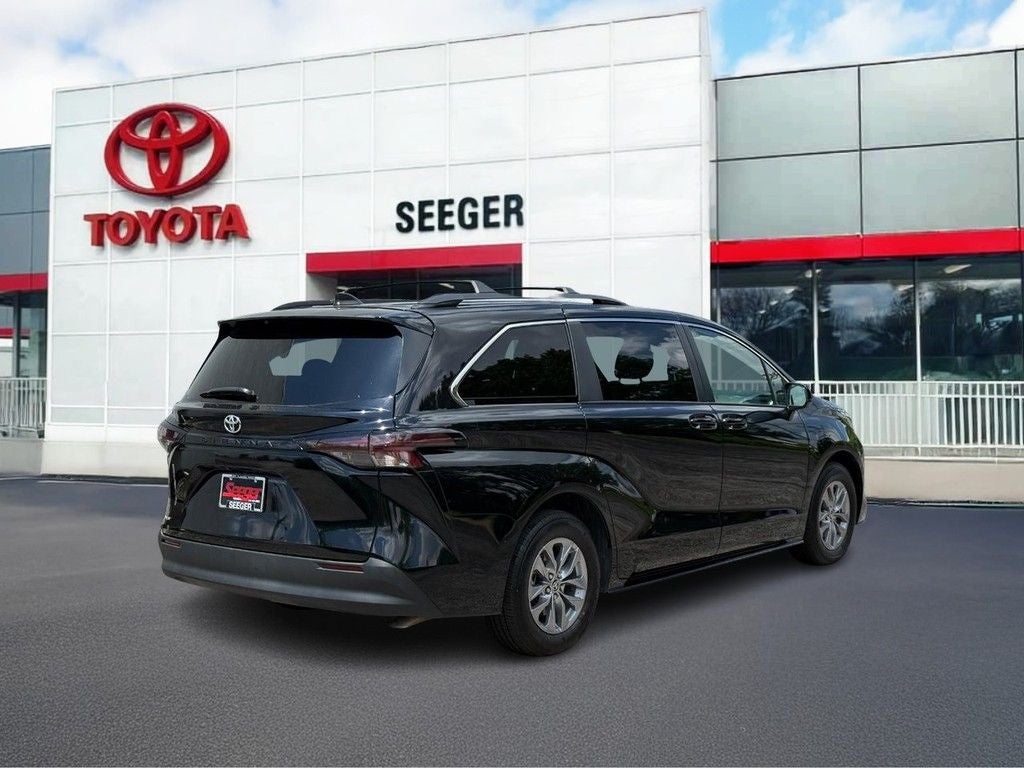 2026 Toyota Sienna LE 8 Passenger