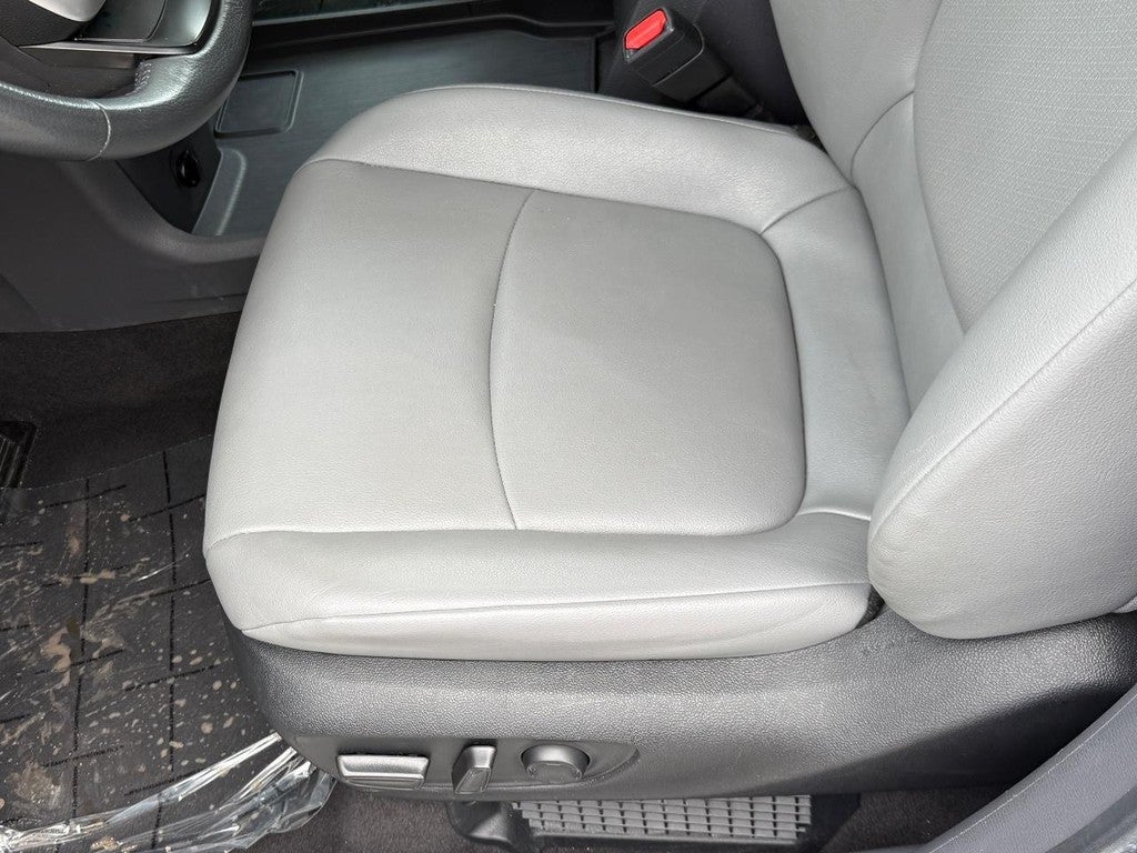 2024 Toyota Sienna XLE FWD 8-Passenger (Natl)