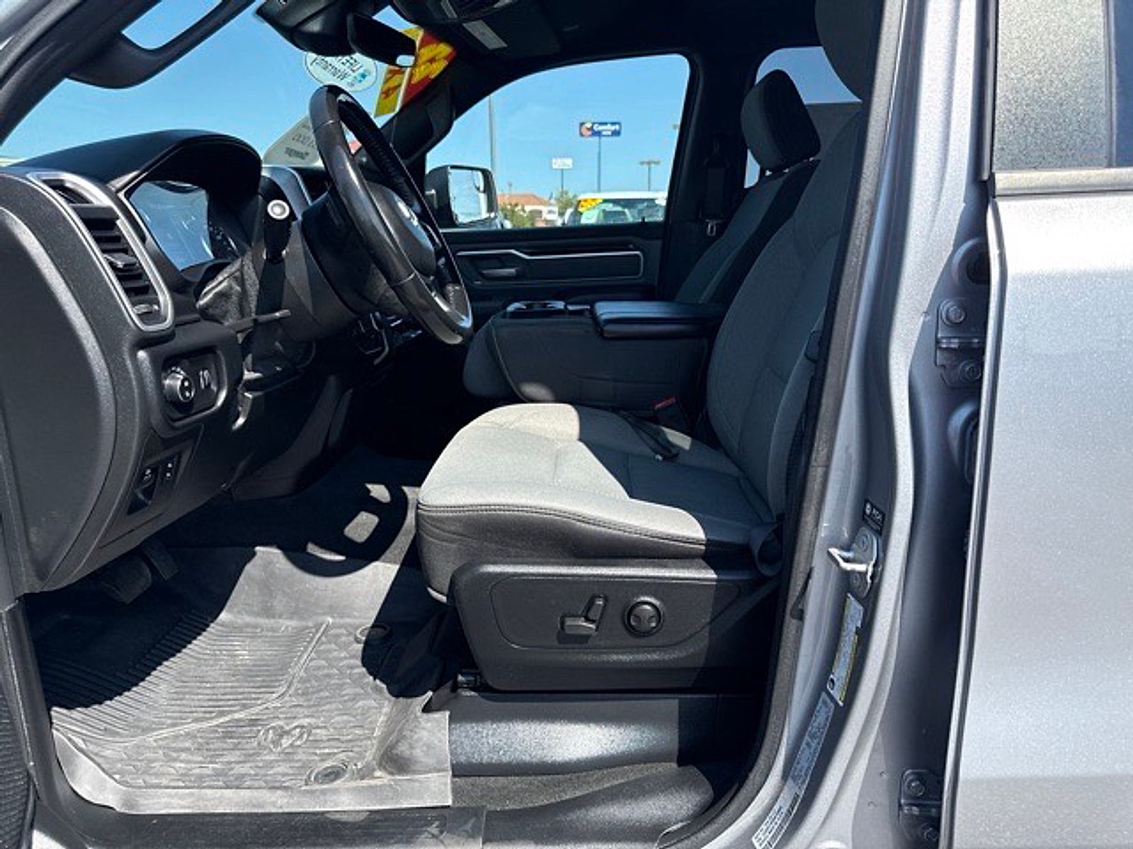 2022 RAM 1500 Big Horn Crew Cab 4x4 5'7" Box