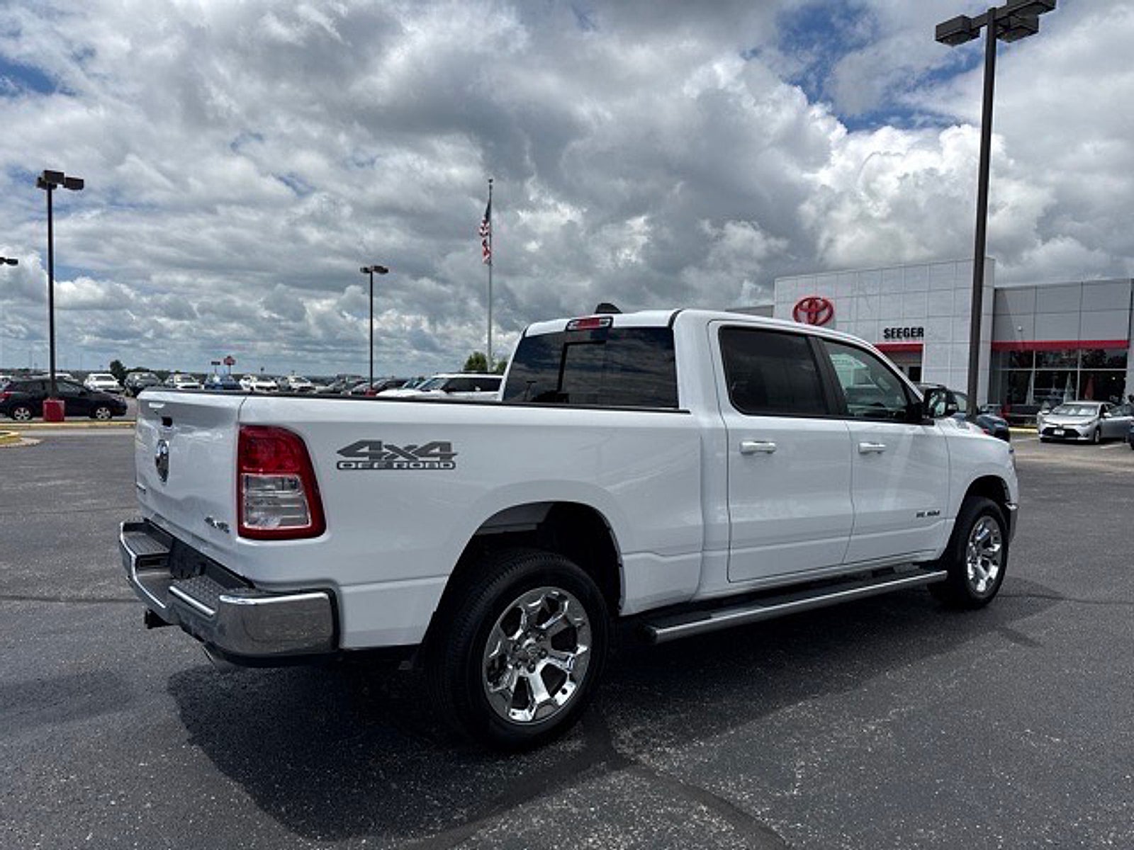 2022 RAM 1500 Big Horn Crew Cab 4x4 6'4" Box