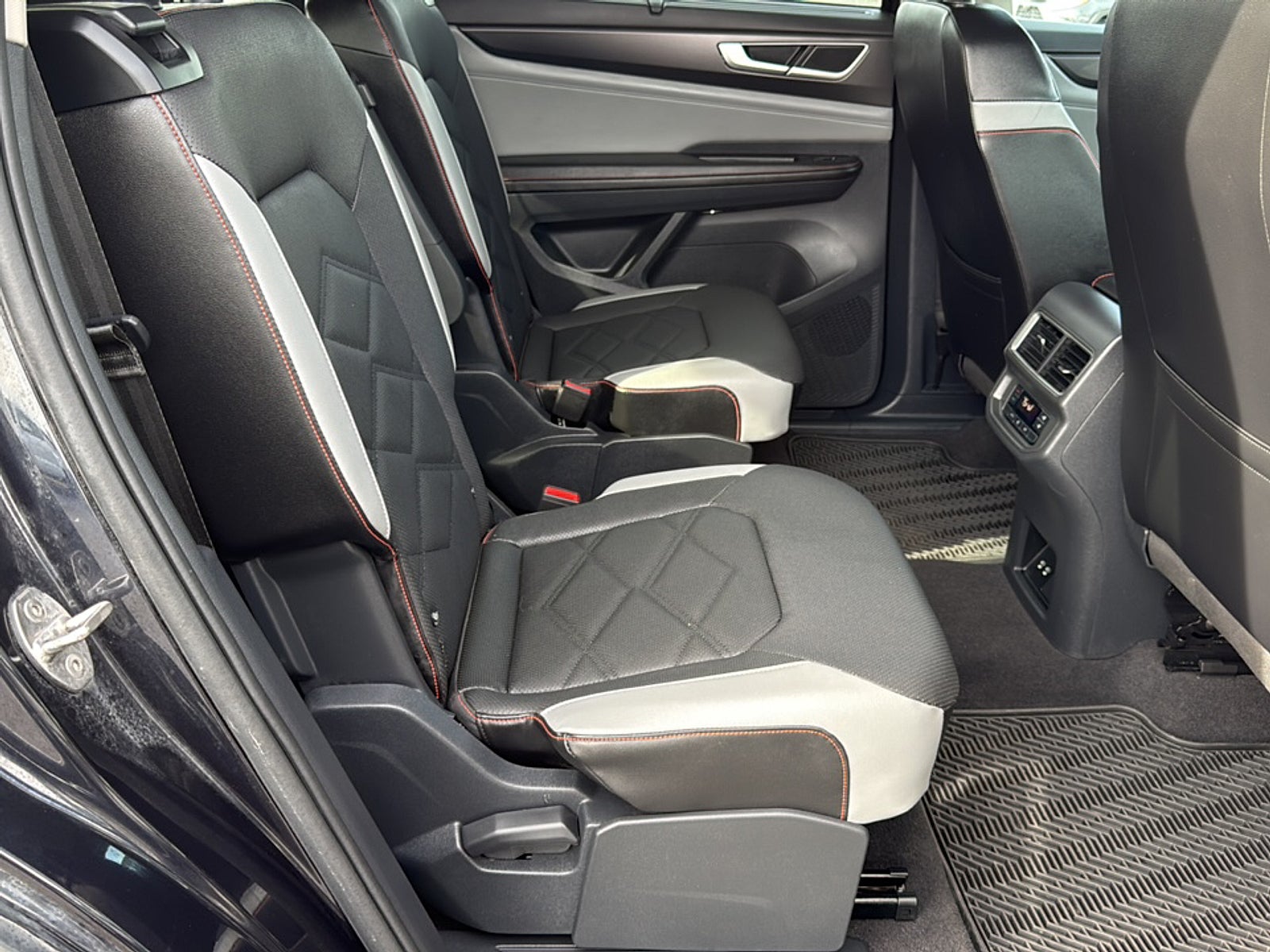 2024 Volkswagen Atlas 2.0T Peak Edition SEL