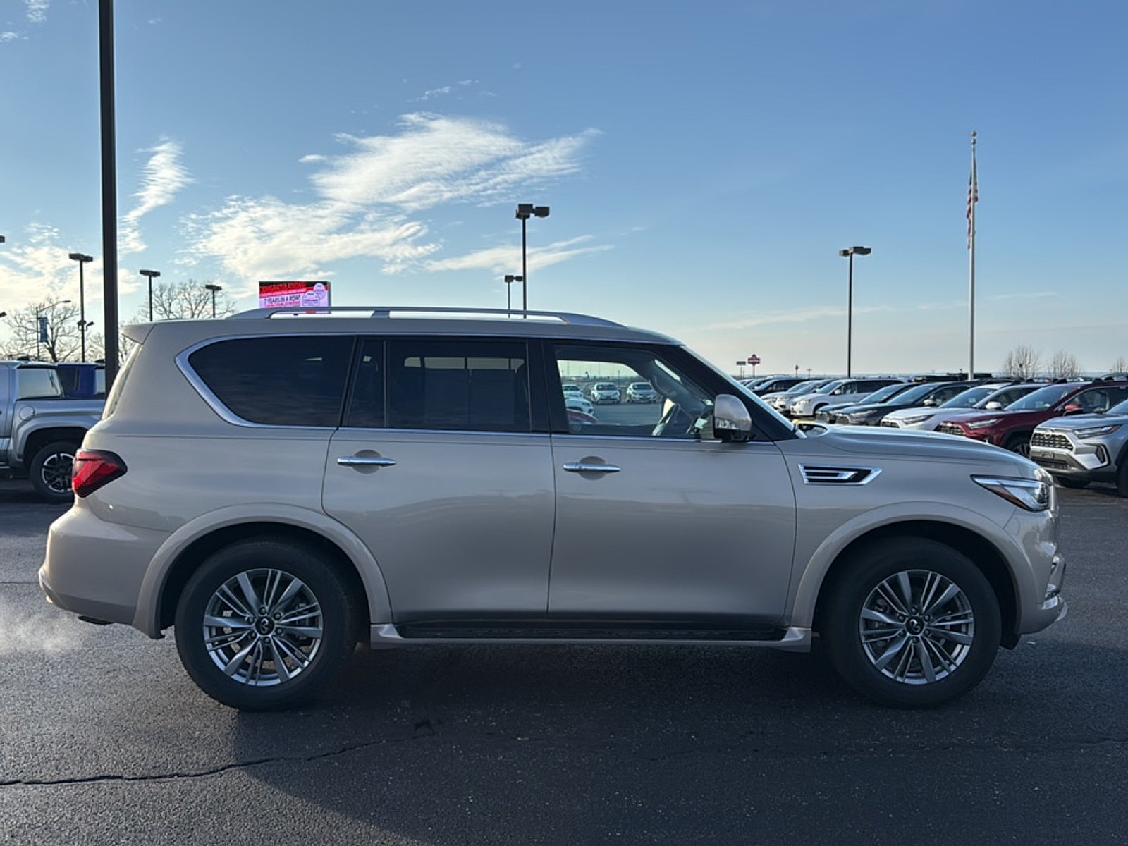 2023 INFINITI QX80 LUXE