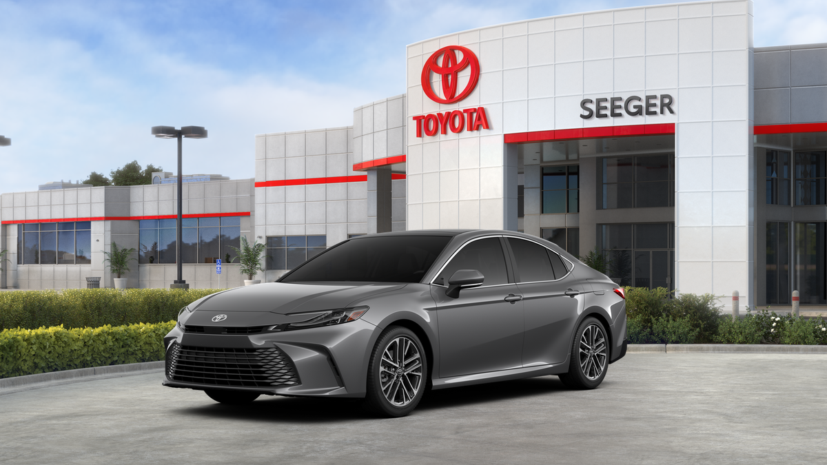 2026 Toyota Camry XLE Hybrid's photo