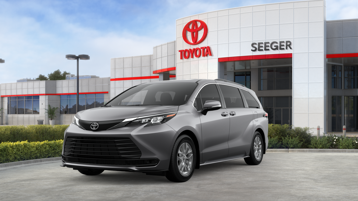2026 Toyota Sienna LE 8-Passenger Hybrid AWD's photo