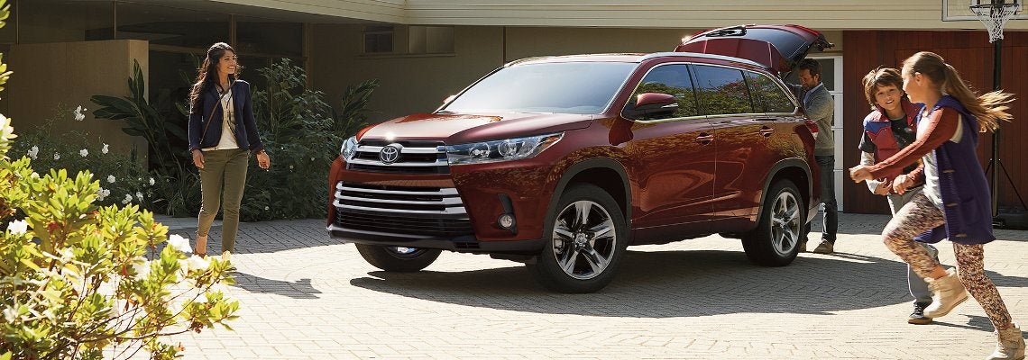 2017 Toyota Highlander Parked with Family